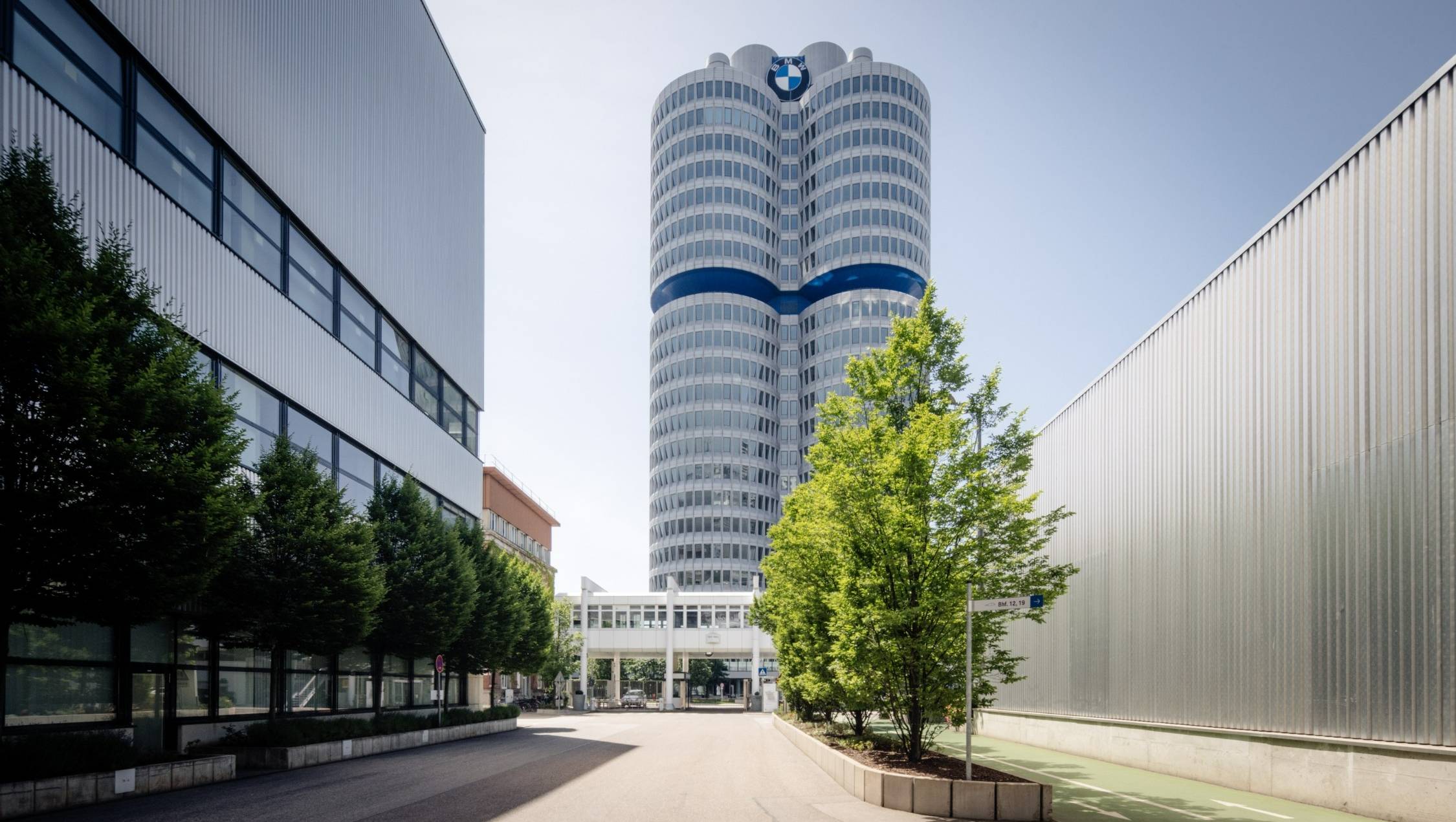 BMW celebra medio siglo del icónico edificio “Cuatro Cilindros”