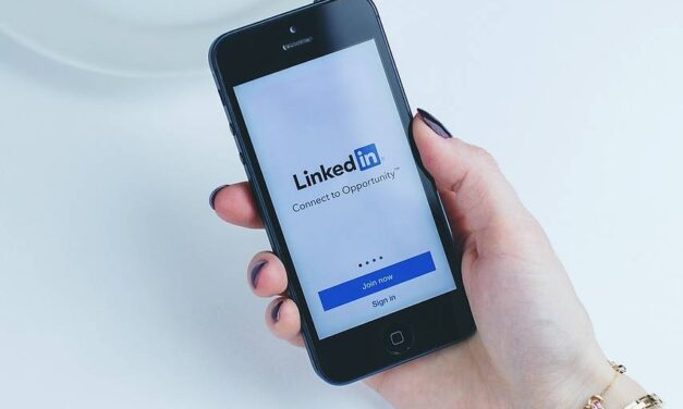 Usas LinkedIn, ¿por trabajo o para ligar?