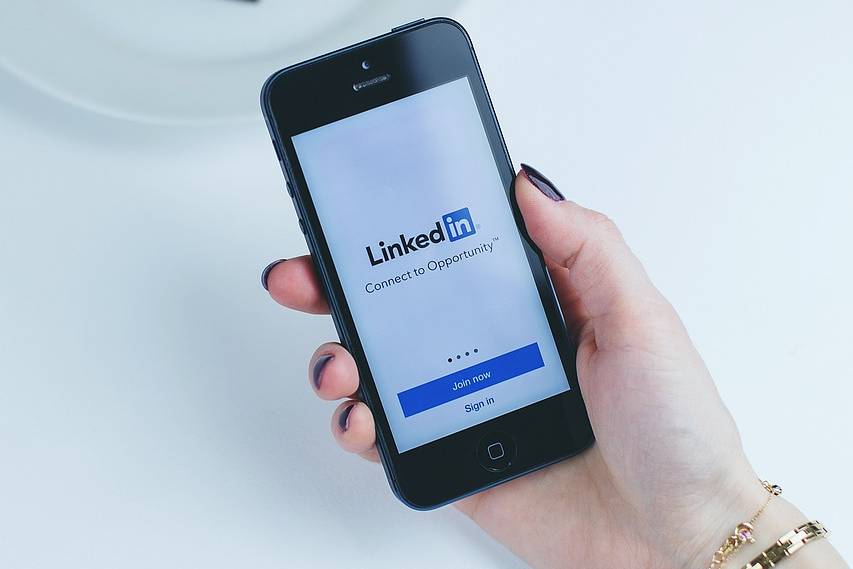 Usas LinkedIn, ¿por trabajo o para ligar?