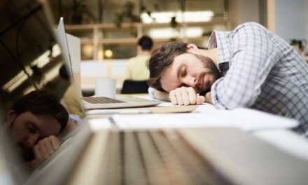 Al menos 37% de los trabajadores tienen sueño en el trabajo
