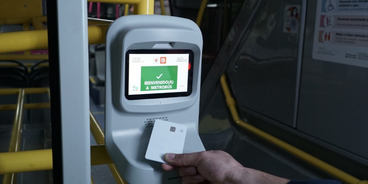 Súbete al metrobús y paga de forma digital