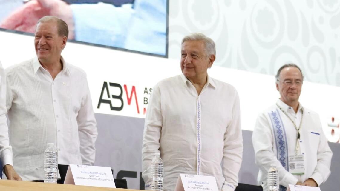 Cumplí mis promesas, dice AMLO a banqueros