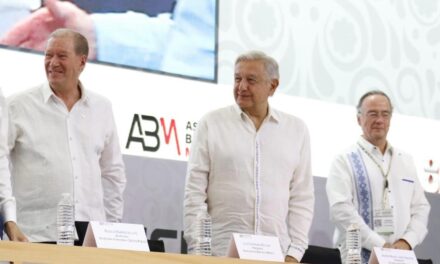 Cumplí mis promesas, dice AMLO a banqueros