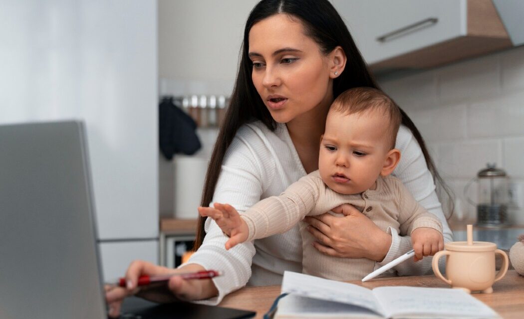 Mujeres aún abandonan trabajos al convertirse en mamás