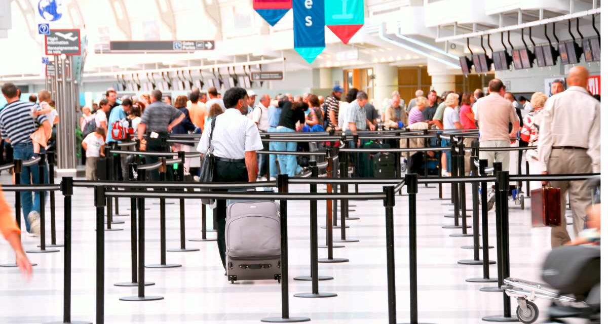 Caos en aeropuertos de México por fallas en el sistema de Microsoft