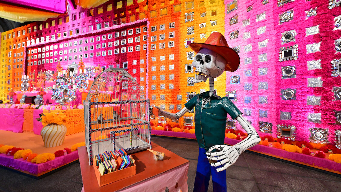 Visita el monumental altar de muertos de Citibanamex