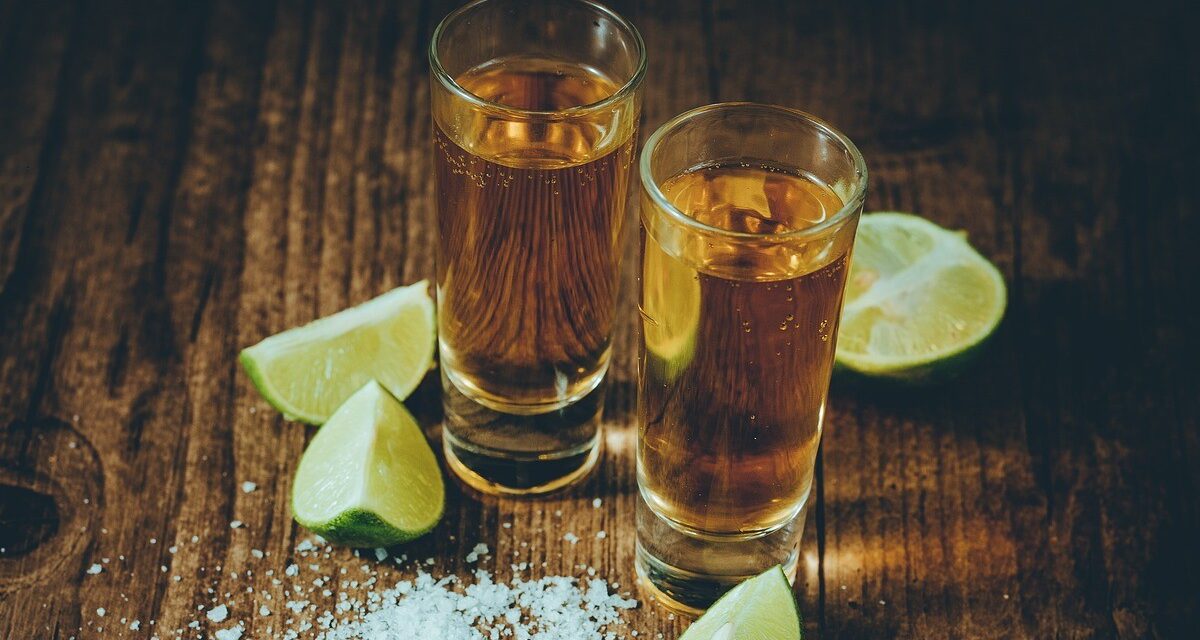 Caen exportaciones de tequila y mezcal