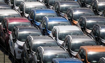 Trump frena un mes aranceles a autos