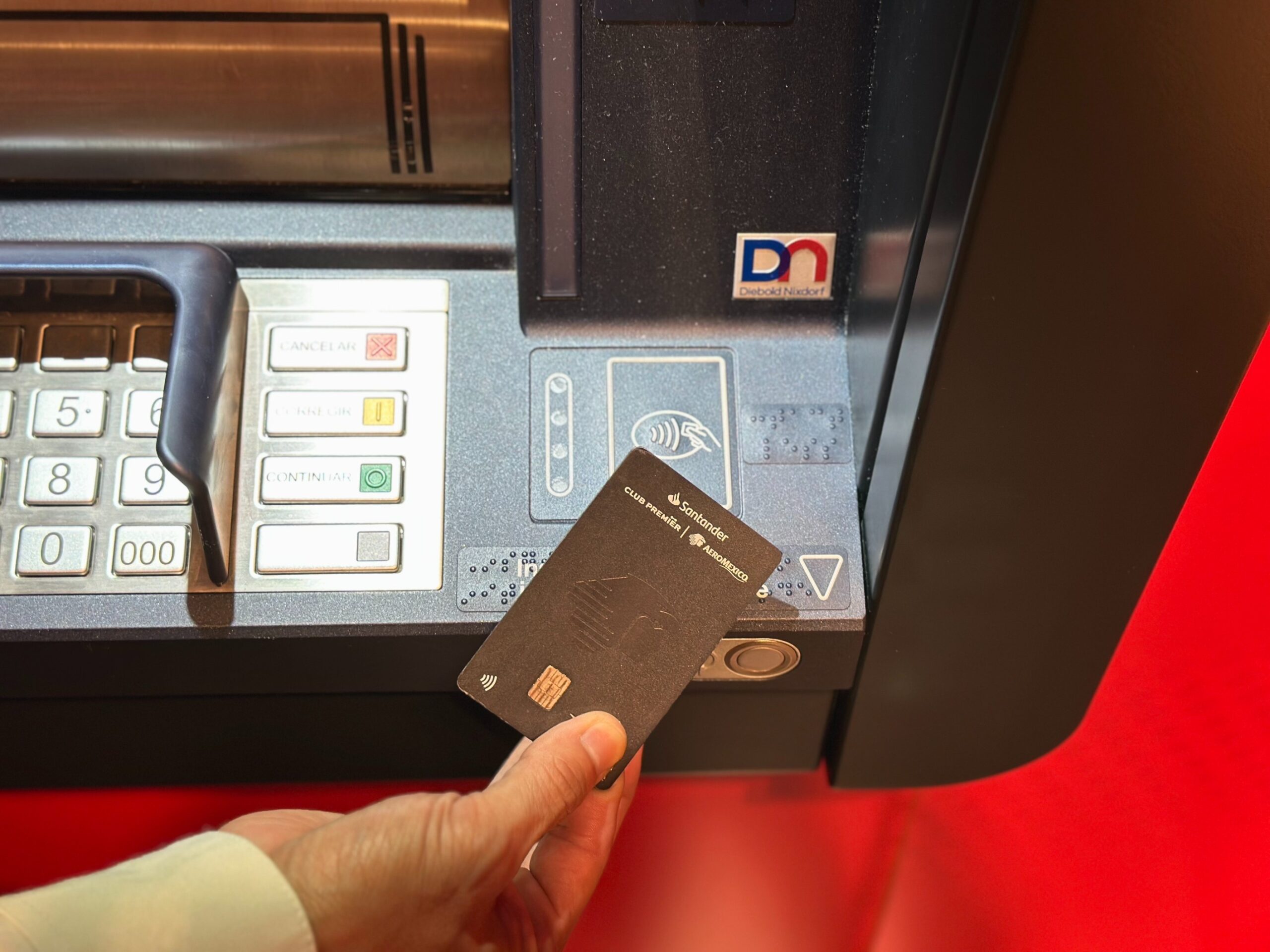 Retira en los cajeros de Santander “sin contacto”