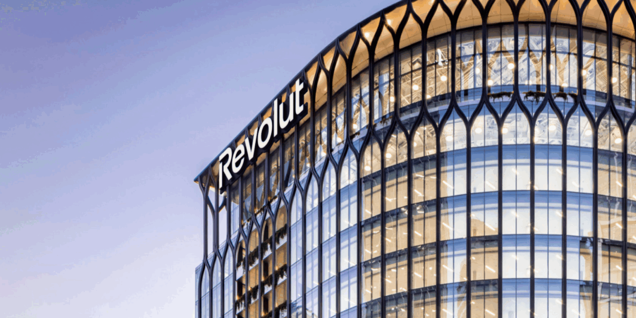 Revolut recibe luz verde para operar como banco