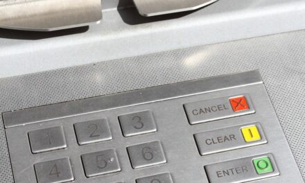 ¿Todavía pagas por usar los cajeros automáticos?