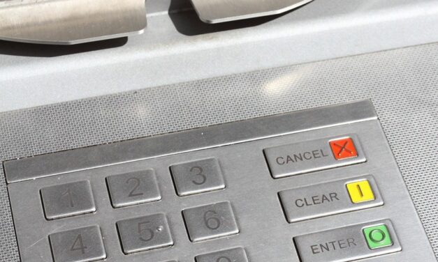 ¿Todavía pagas por usar los cajeros automáticos?