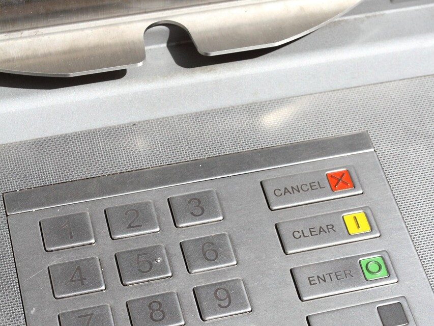 ¿Todavía pagas por usar los cajeros automáticos?