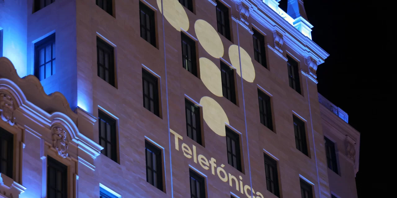 Telefónica sanea su balance y fortalece España y Brasil a pesar de las pérdidas en 2025