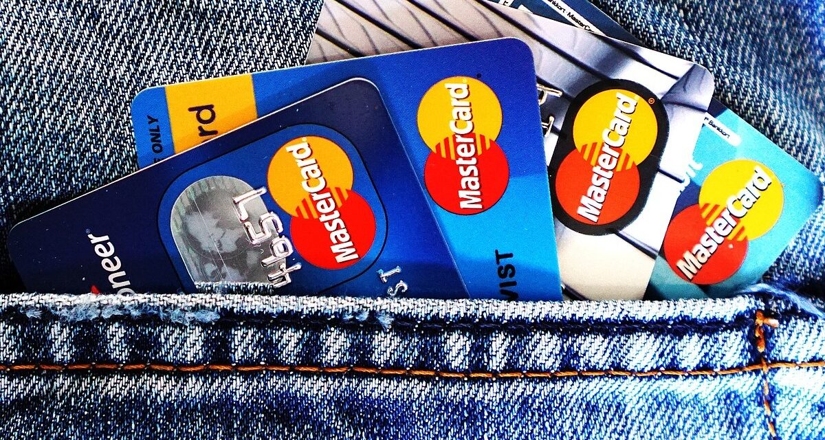 Santander lanza tarjetas con material 100% reciclado