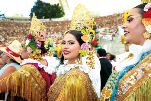Bailes, música y trajes típicos inundan la Guelaguetza. 